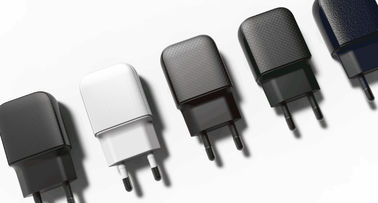 Bom preço. 5V 1A/2.1A/2.4A escolhem o carregamento rápido do adaptador universal duplo da C.A. de USB on-line